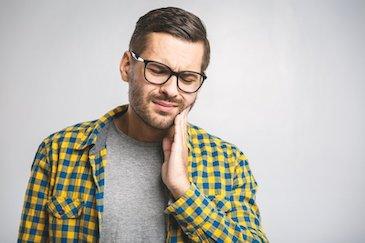 man with jaw pain in lower plenty