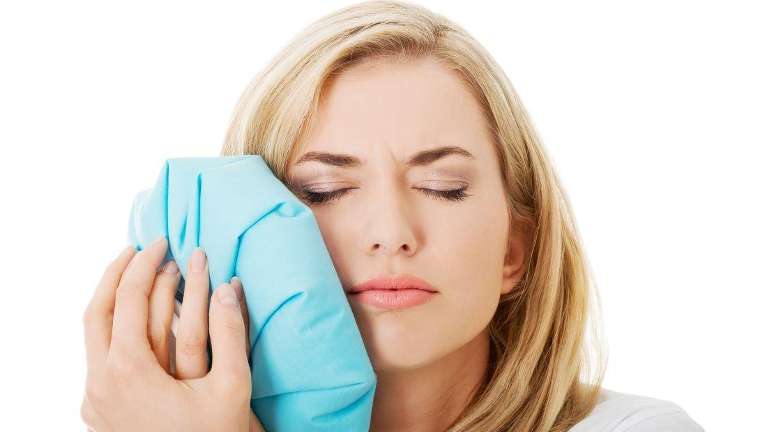 emergency dentist lower plenty | woman with toothache